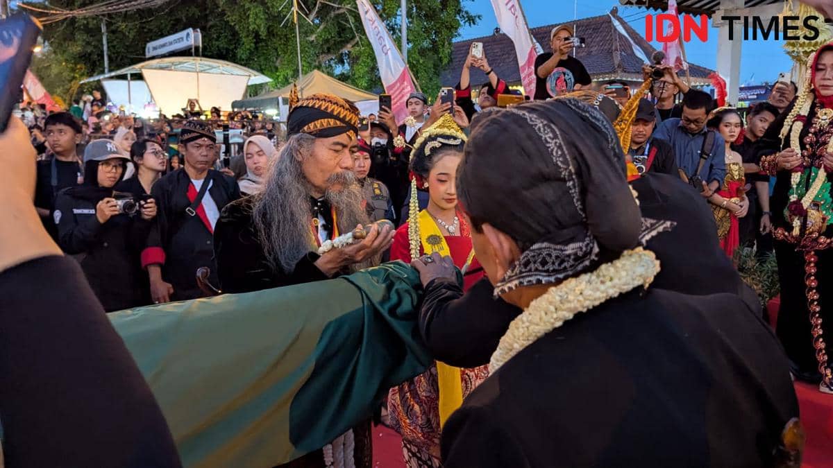 Ribuan Warga Berebut Buceng Porak saat Grebeg Suro Ponorogo