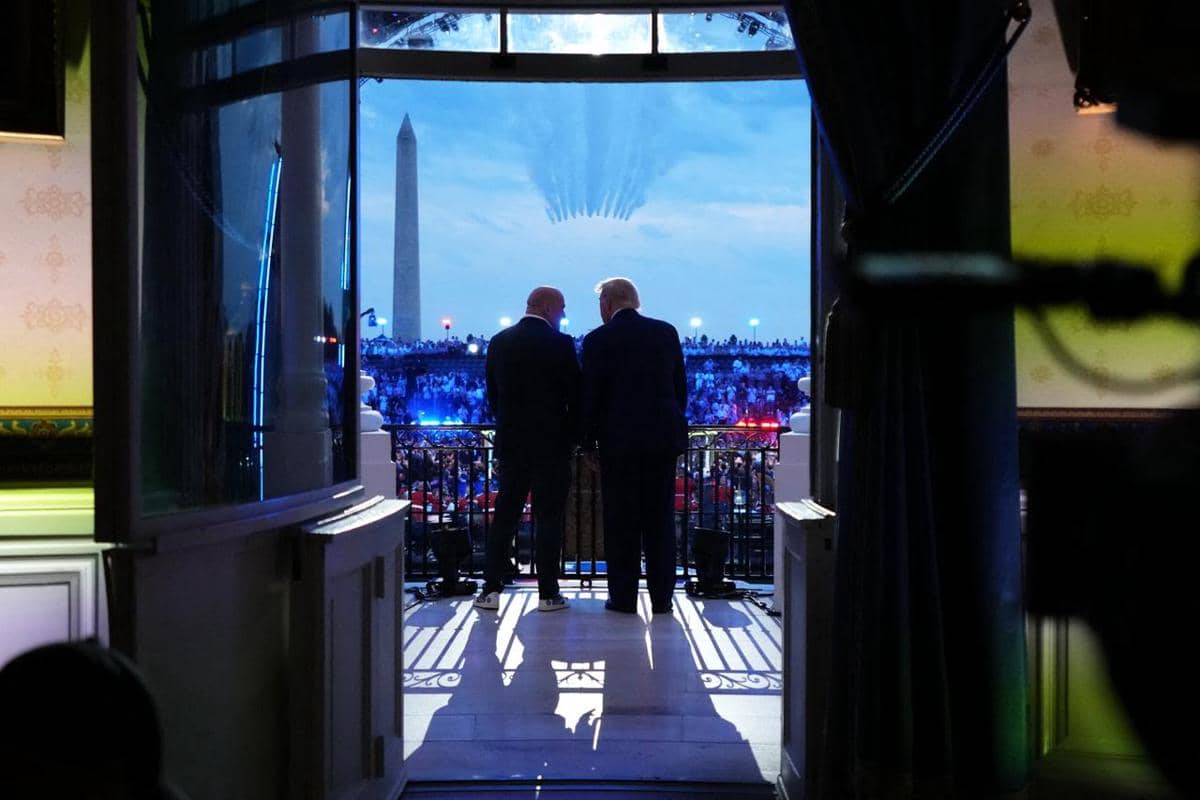 Presiden AS Donald Trump dan Presiden UFC Dana White memantau arena UFC di Gedung Putih.