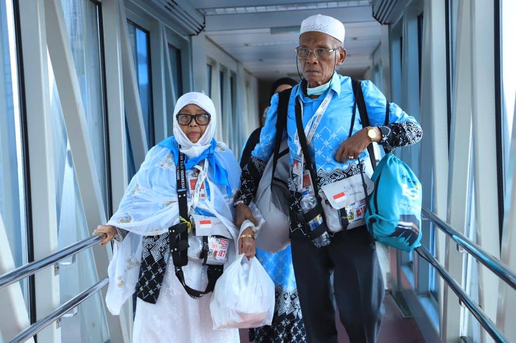 Jemaah haji Sumbar turun dari pesawat (Foto: Kemenhaj Sumbar)