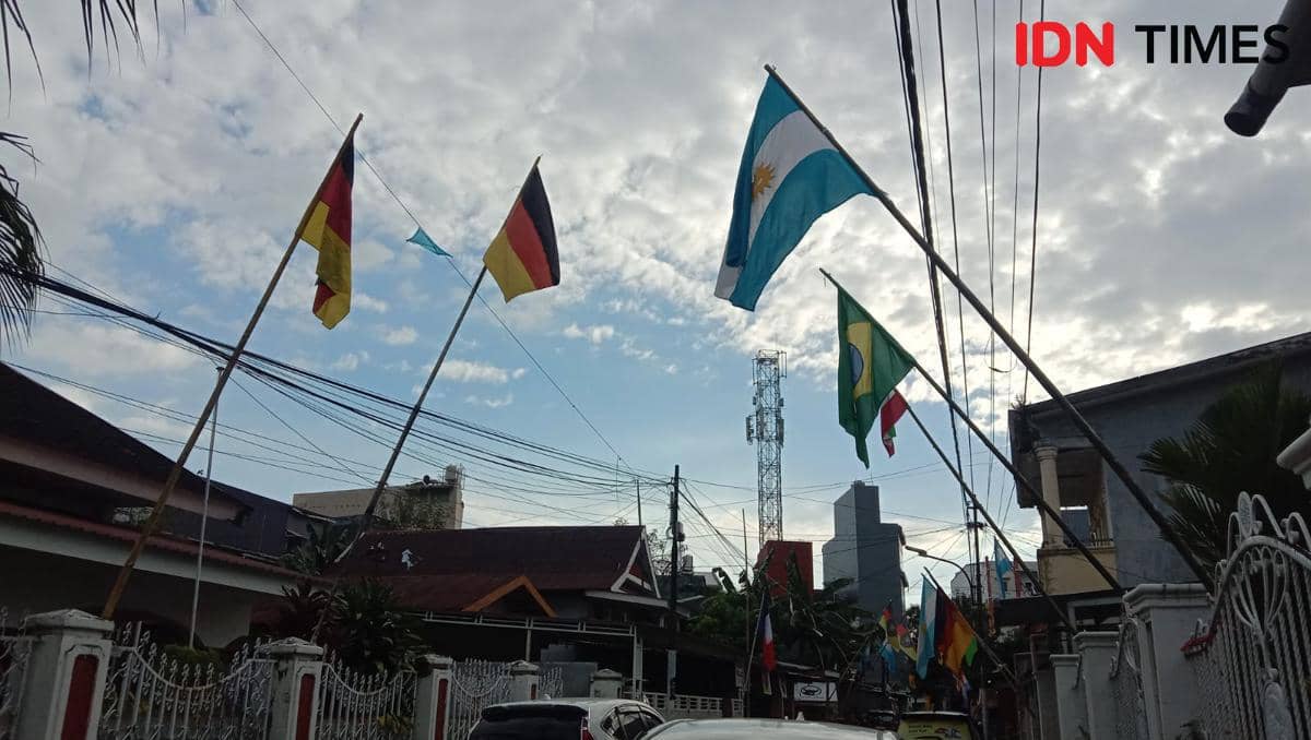 Melihat Semarak Piala Dunia 2026 di Kampung Bola Jalan Titang Makassar