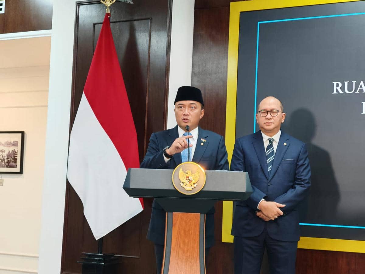 Istana Jawab Kritik Spanduk Greenpeace, Prasetyo: Kita Semua Berusaha Keras