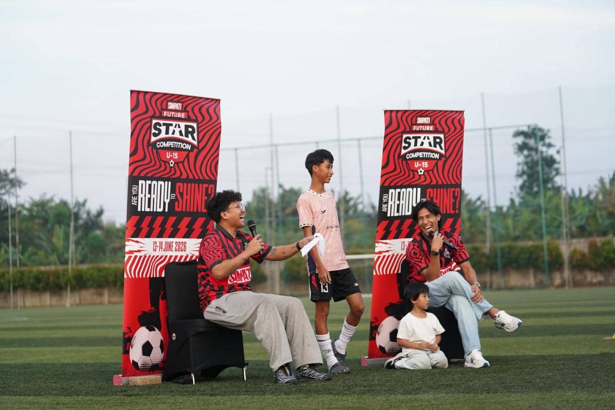 Beberapa peserta dan pembawa acara berbincang santai di lapangan sepak bola dalam ajang Future Star Competition U-15.