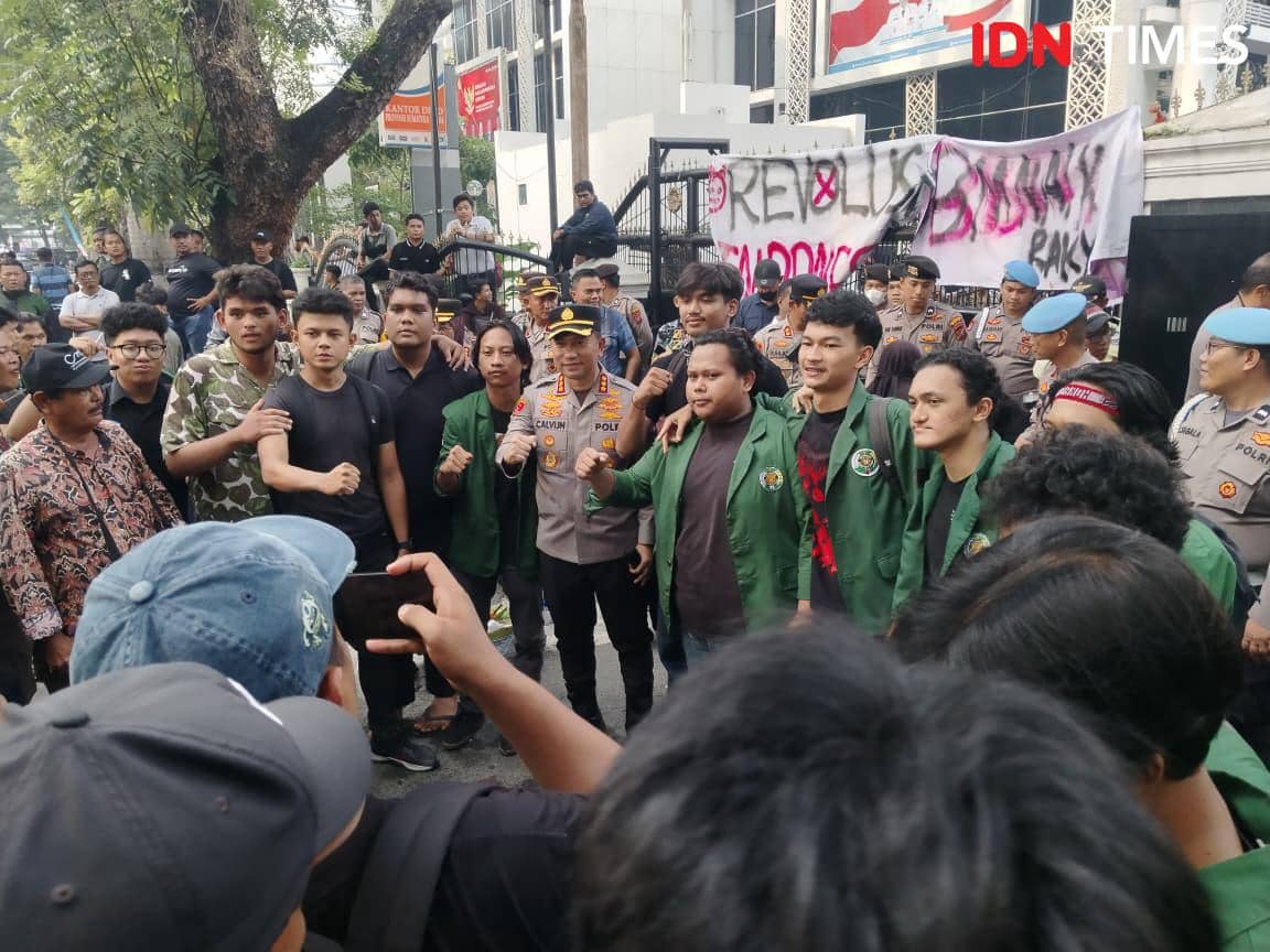 Usai Unjuk Rasa, Massa BEM USU Makan Satai hingga Foto Bareng Polisi