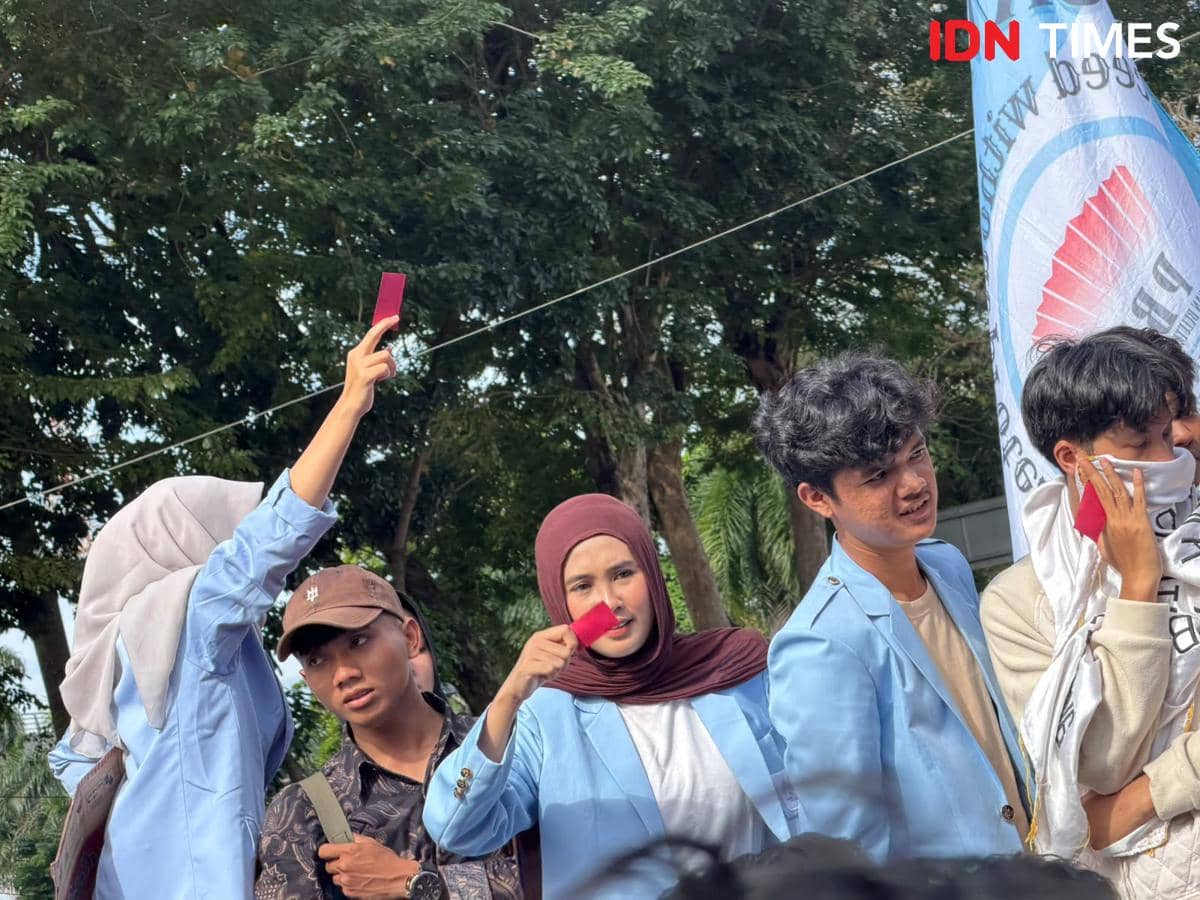 Kartu merah untuk pemerintahan Prabowo-Gibran diberikan mahasiswa Sumsel dalam demo di Kantor DPRD Sumsel