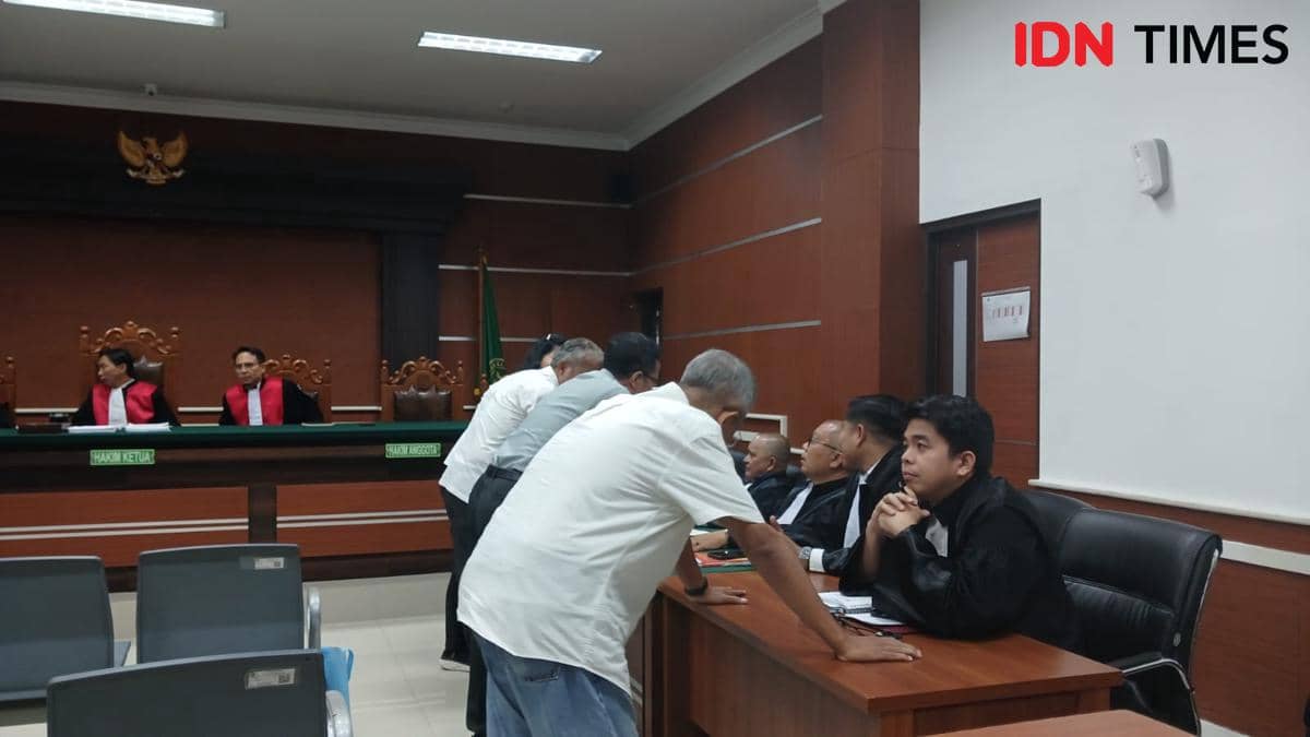 Terdakwa kasus korupsi dana IsDB-RMP Unsrat berdiskusi dengan tim kuasa hukum di ruang sidang PN Manado saat sidang vonis berlangsung.