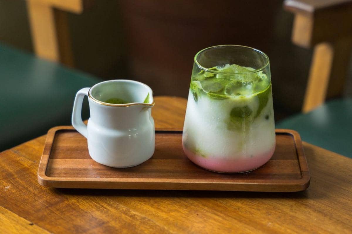 Potret iced matcha latte