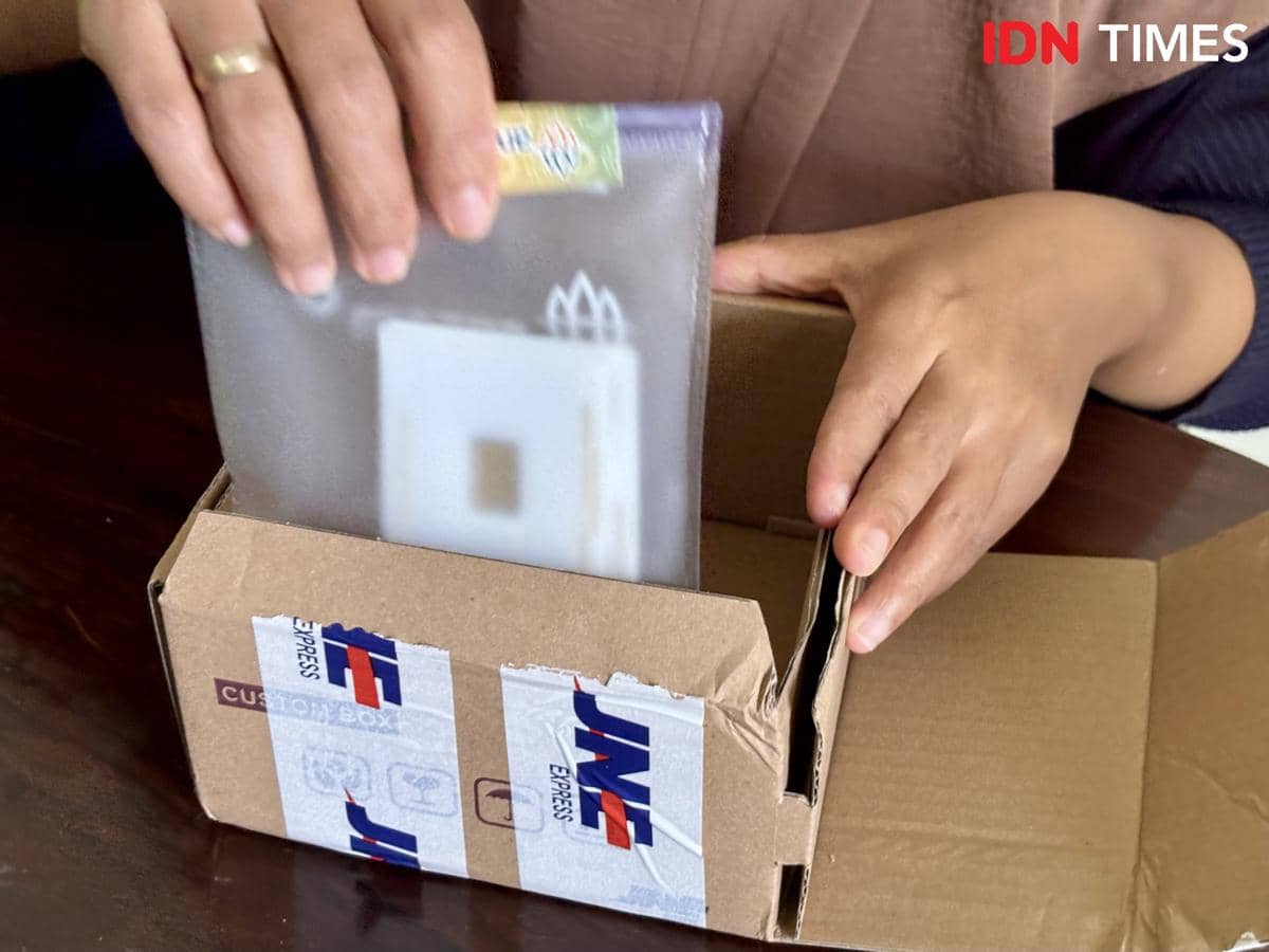 Paket pesanan Fia berisi emas logam mulia yang diantar melalui ekspedisi JNE. (IDN Times/Dhana Kencana)