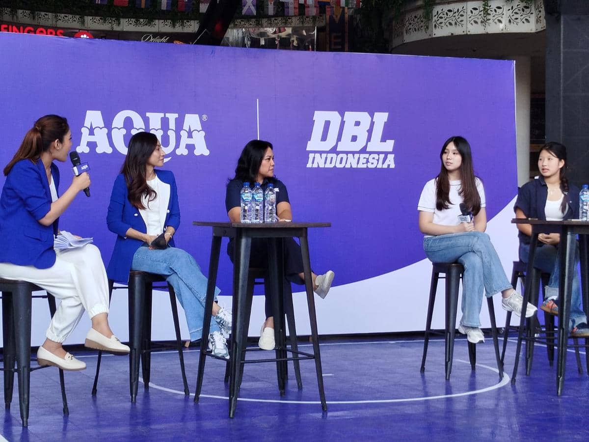 Beberapa pembicara duduk di atas panggung dalam acara kolaborasi Aqua dan DBL Indonesia, berdiskusi mengenai generasi muda.