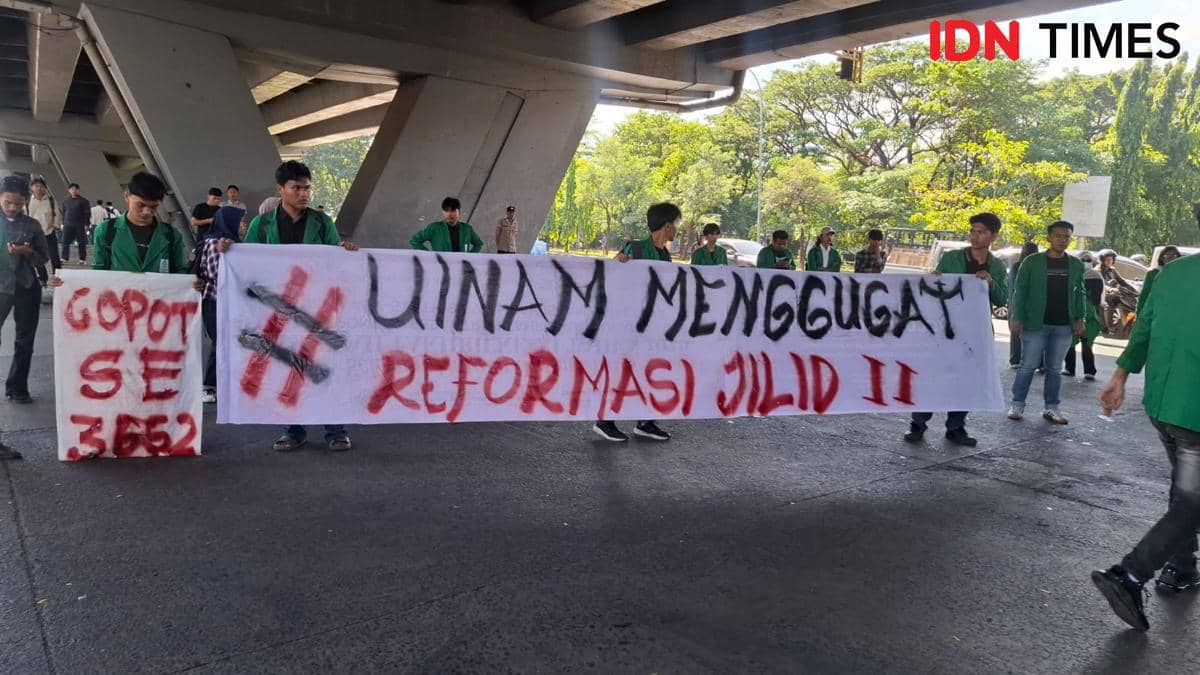 Mahasiswa Universitas Islam Negeri Alauddin (UINAM) Makassar menggelar unjuk rasa di JL AP Pettarani, Senin (15/6/2026). IDN Times/Darsil Ya