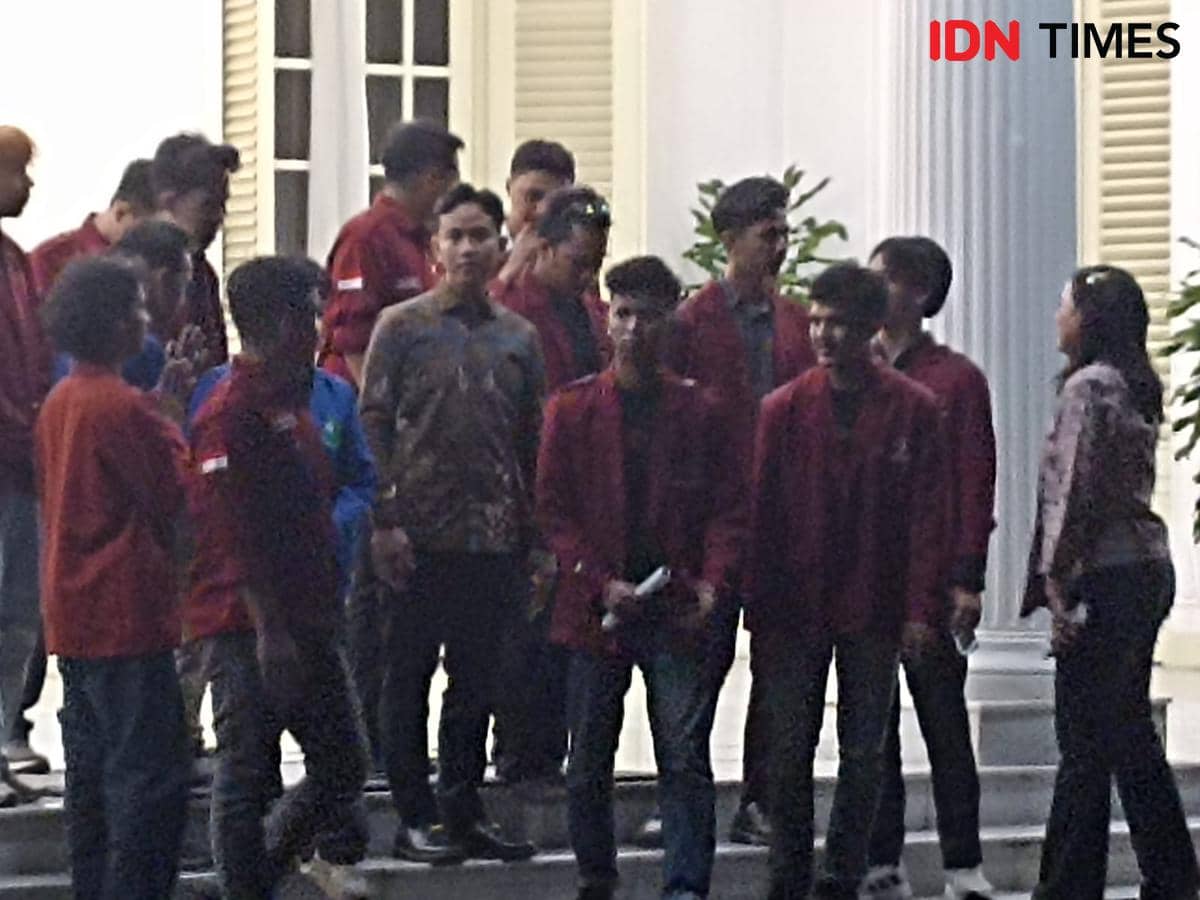 Sejam Bertemu, Gibran Catat Tuntutan Mahasiswa di Buku Kecil
