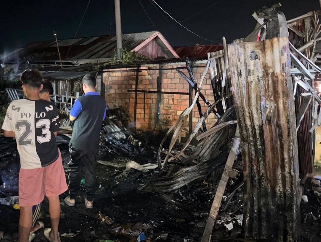Petugas Damkar Banyuasin saat berjibaku memadamkan api di Jalan Lingkar Selatan Kecamatan Rambutan.