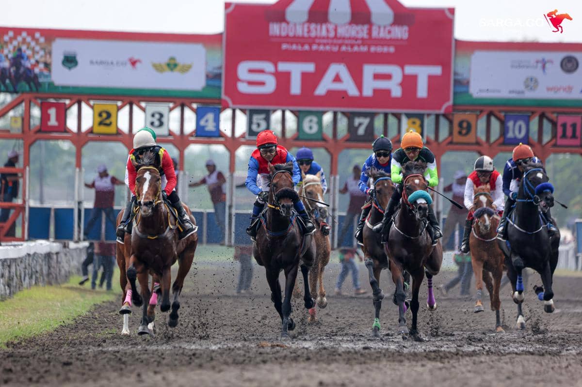 Para joki dengan pakaian berwarna-warni menunggang kuda mereka saat memulai balapan di ajang Indonesia’s Horse Racing Piala Paku Alam 2026 di Bantul.