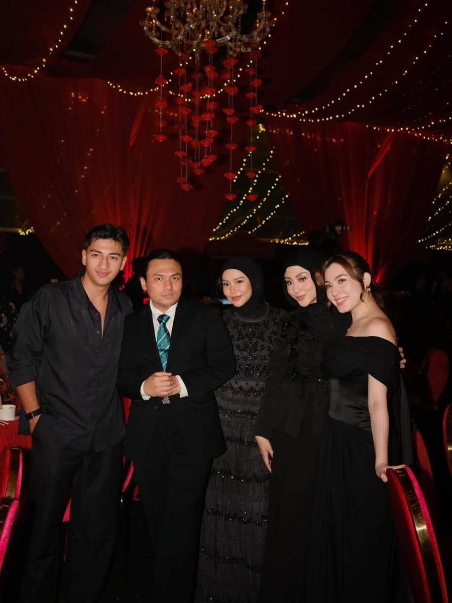 gaya couple seleb di resepsi nikah Jennifer Coppen dan Justin Hubner