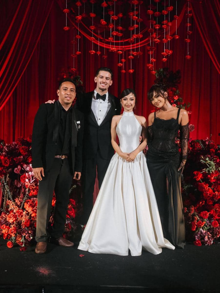 gaya couple seleb di resepsi nikah Jennifer Coppen dan Justin Hubner