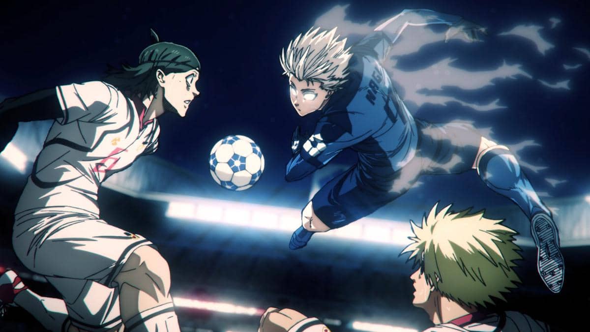 Adegan intens dari anime Blue Lock menampilkan pemain sepak bola animasi berseragam biru dan putih berebut bola di stadion malam.