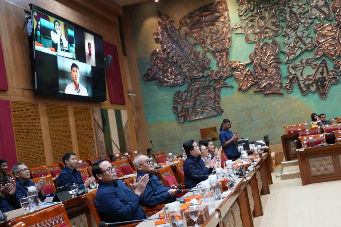 Suasana rapat kerja Komisi X DPR RI bersama PSSI membahas naturalisasi dua pemain sepak bola, dengan peserta hadir dan sebagian melalui video konferensi.