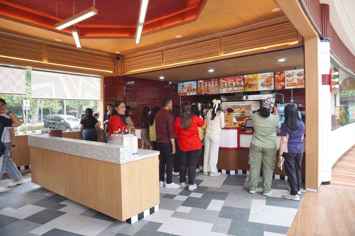 Unik, Makan Ayam Goreng Sambil Nonton Zebra di Bogor