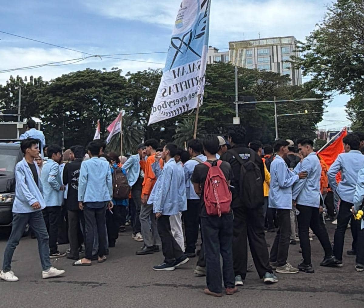 Aksi unjuk rasa mahasiswa di depan Gedung DPRD Sumsel, Palembang, Senin (15/6/2026). (IDN Times/Rangga Erfizal)