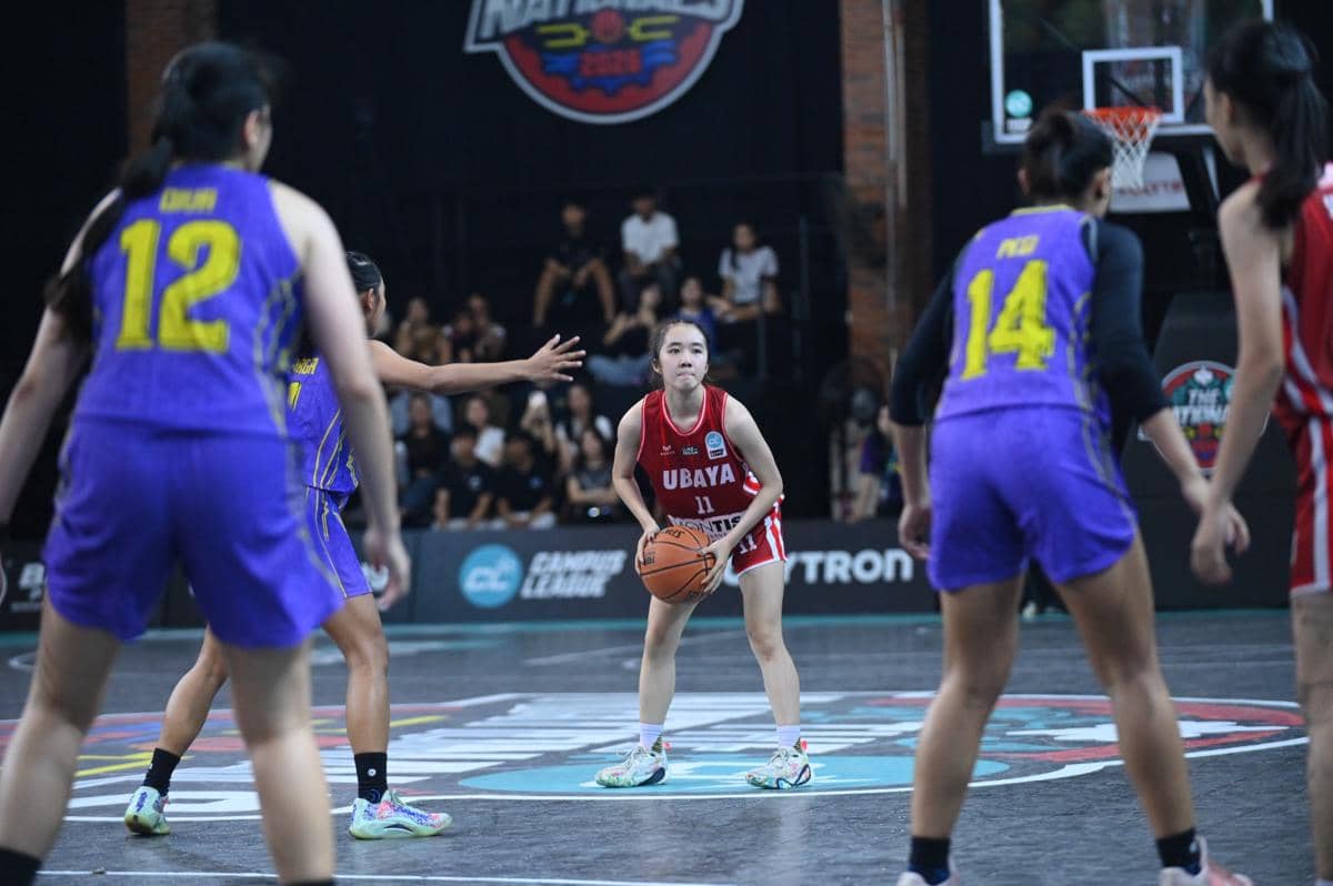 Pemain basket tim UBAYA bersiap melakukan tembakan saat pertandingan melawan tim lawan dalam ajang Campus League Basket 2026 Nasional.