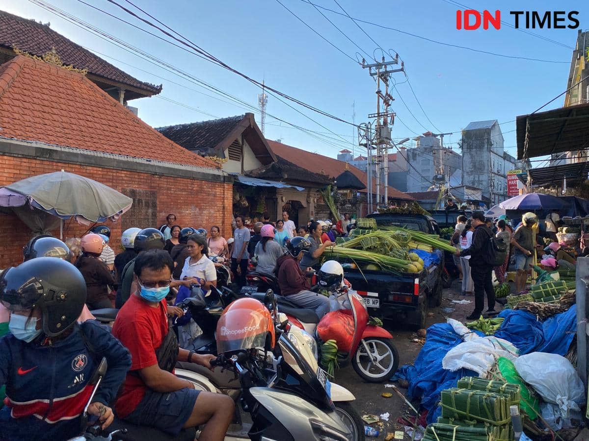 Potret Sesak Jalan Gunung Kawi Denpasar, Sentra Pedagang Sesajen