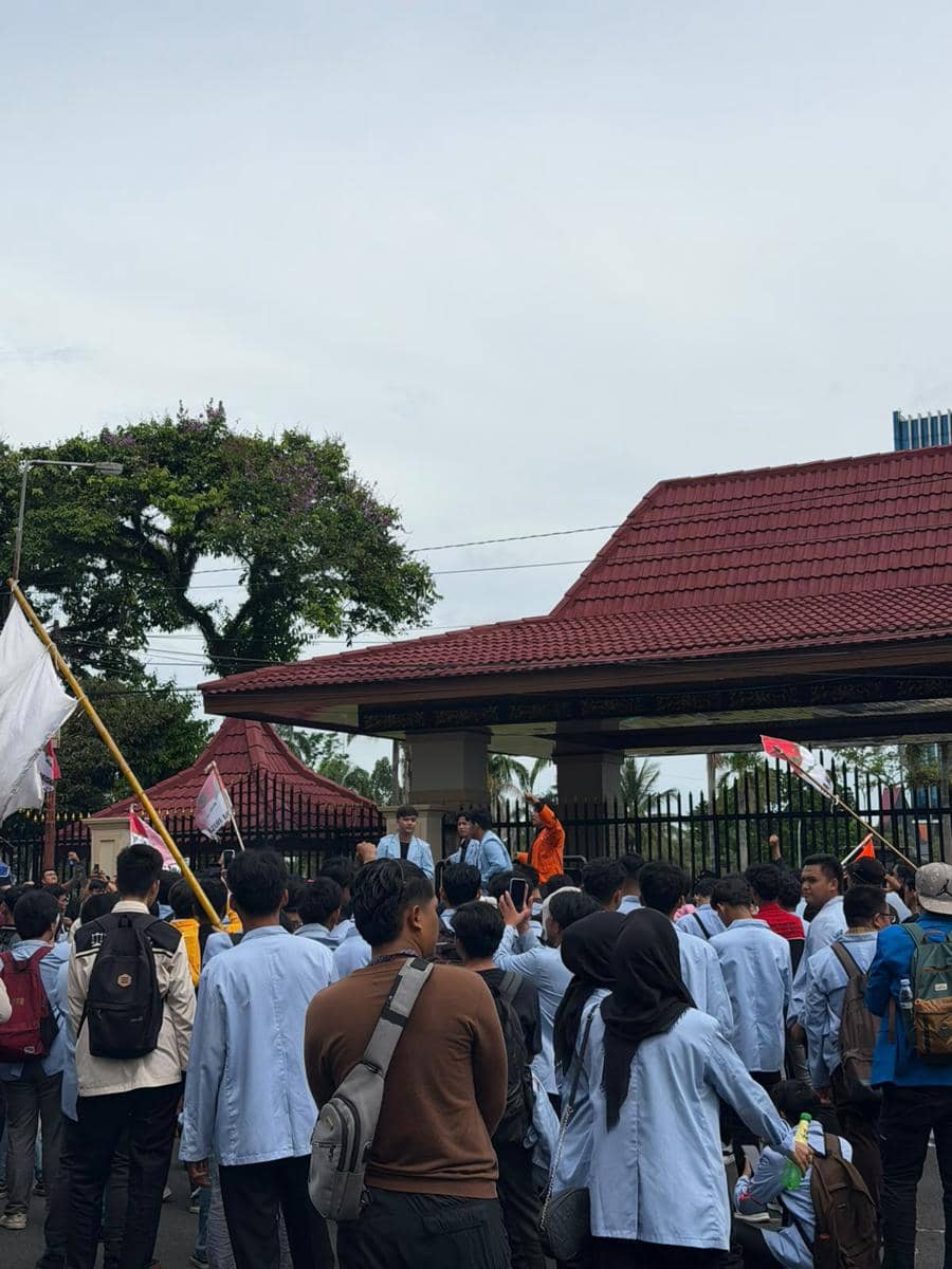 Aksi unjuk rasa mahasiswa di depan Gedung DPRD Sumsel, Palembang, Senin (15/6/2026). (IDN Times/Rangga Erfizal)