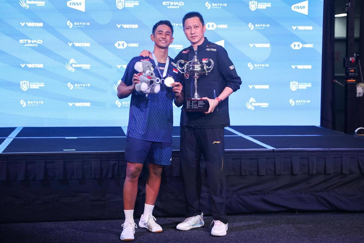 Alwi Farhan bersama pelatih Indra Widjaja usai menjadi juara Australian Open 2026 (dok.PP PBSI)