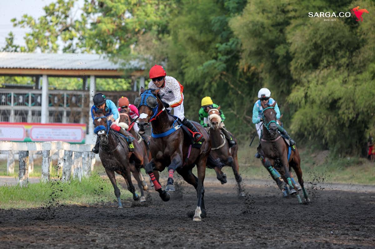 Para joki dan kuda berpacu dengan kecepatan tinggi di ajang Indonesia’s Horse Racing Piala Paku Alam 2026 di Bantul, Yogyakarta.
