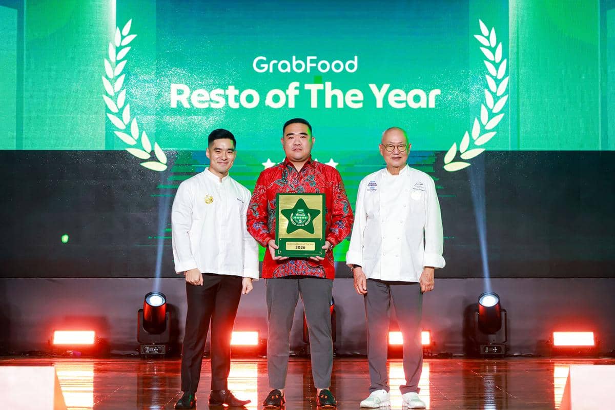 Foto 4 - (Dari kiri ke kanan) Chef Martin Praja; perwakilan dari Warung Sambel Damas sebagai pemenang kategori GrabFood Resto of The Year dan Chef William Wongso, dalam Acara Penganugerahan Grab Bintang 5 Awards d.jpg