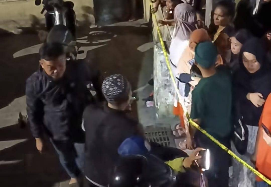 Warga memadati lokasi di sekitar tempat kejadian perkara (TKP) penemuan jenazah wanita diduga dibunuh suami di Jalan Mannuruki VI, Kecamatan