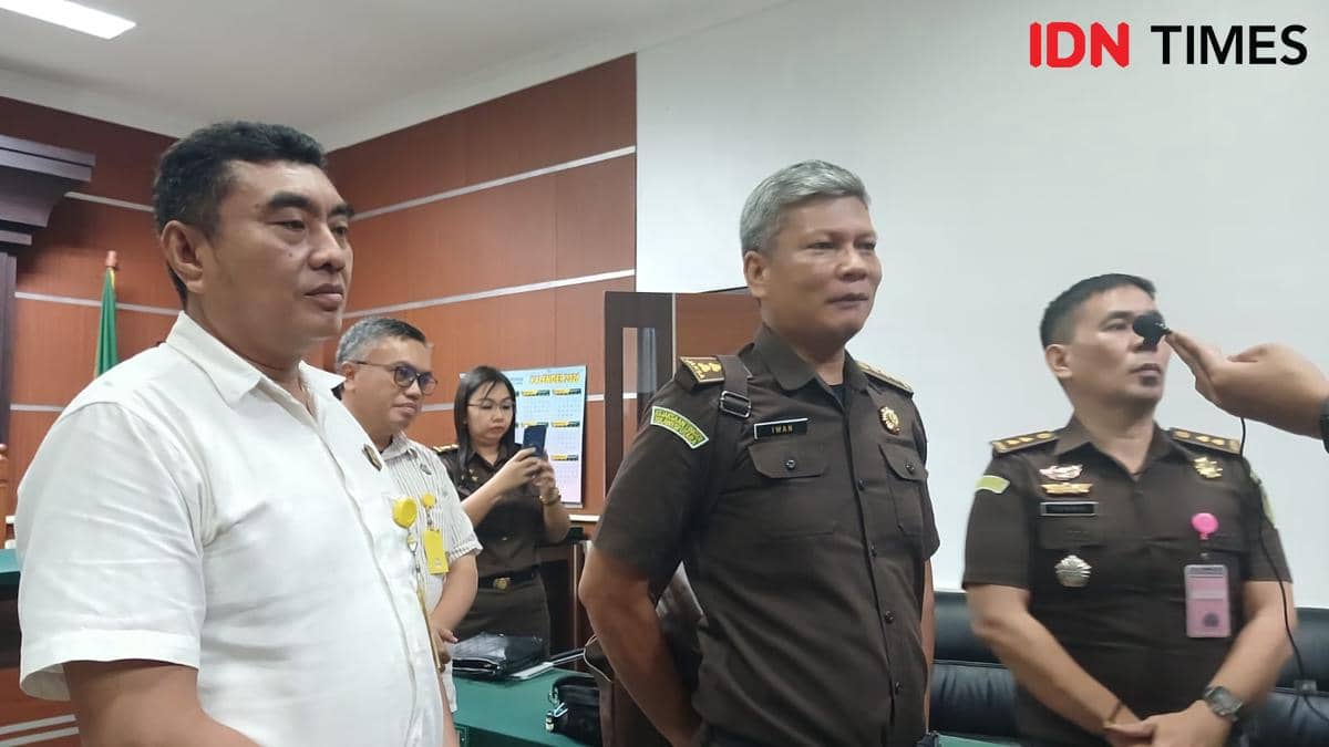 Tim kuasa hukum Kejati Sulut berdiri di ruang sidang PN Manado setelah sidang praperadilan terkait penetapan tersangka Bupati Sitaro nonaktif.