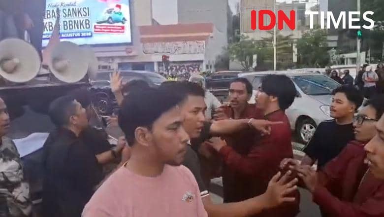 Ricuh, Mahasiswa UBK Mau Demo Istana Diblokade Polisi di Tugu Tani