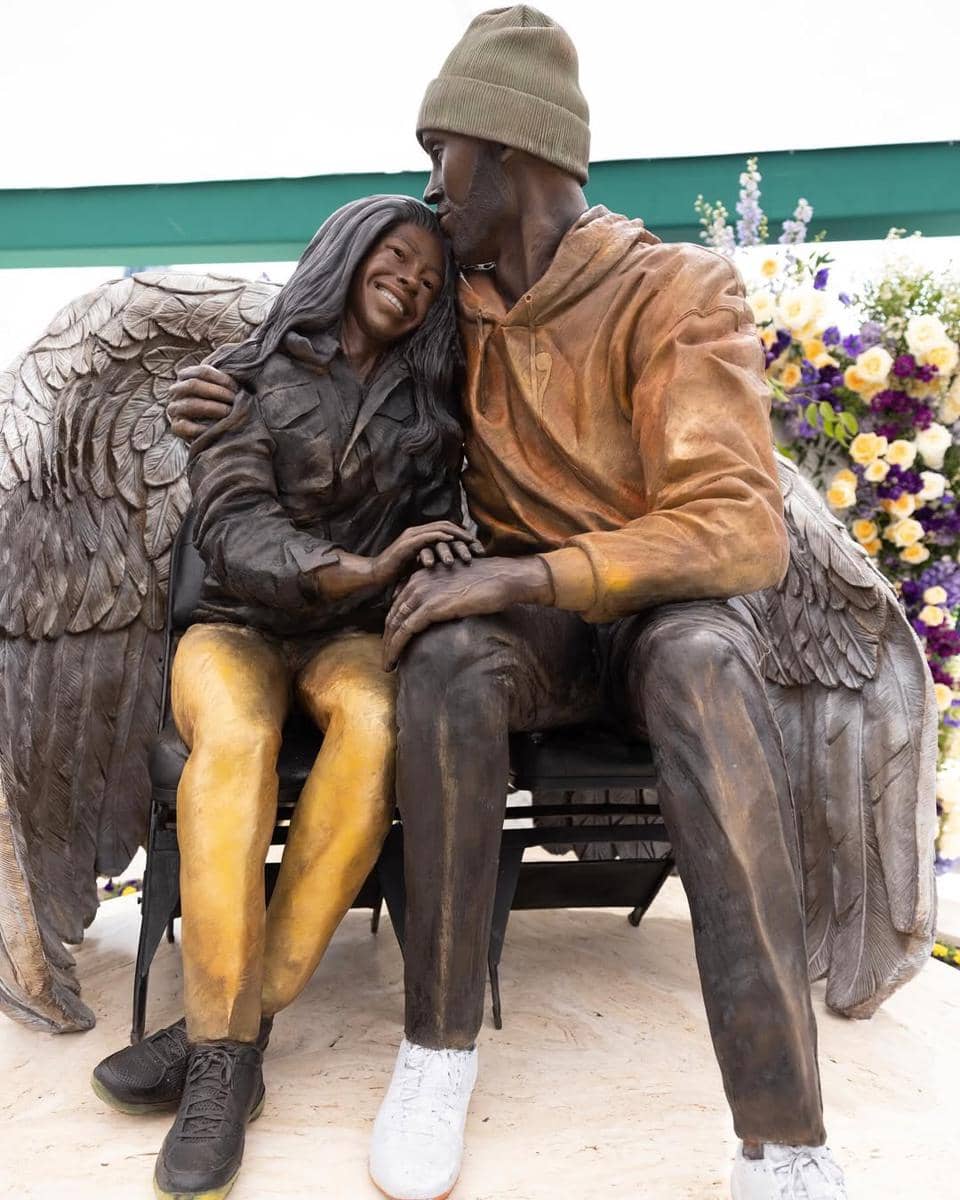 patung memorial Kobe Bryant dan Gianna