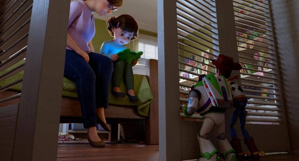 Dua karakter mainan animasi Buzz Lightyear dan Woody mengintip ke kamar tempat seorang anak dan ibunya duduk di atas tempat tidur.