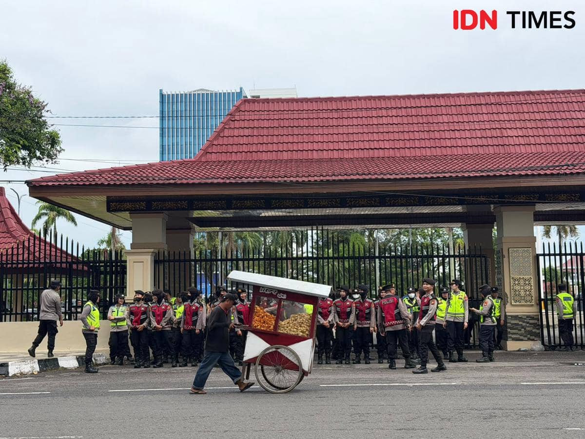 Aksi unjuk rasa mahasiswa di depan Gedung DPRD Sumsel, Palembang, Senin (15/6/2026). (IDN Times/Rangga Erfizal)