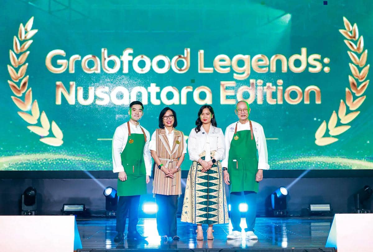 Foto 2 - (Dari kiri ke kanan) Chef Martin Praja; Neneng Goenadi, CEO Grab Indonesia; Ni Luh Puspa, Wakil Menteri Pariwisata Republik Indonesia dan Chef William Wongso dalam Acara Penganugerahan Bintang 5 Awards.jpg