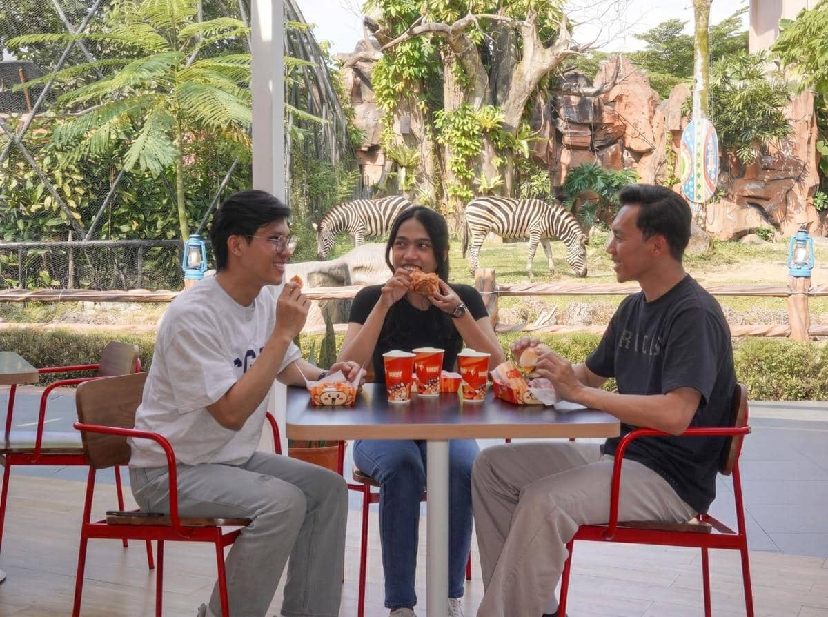 Unik, Makan Ayam Goreng Sambil Nonton Zebra di Bogor