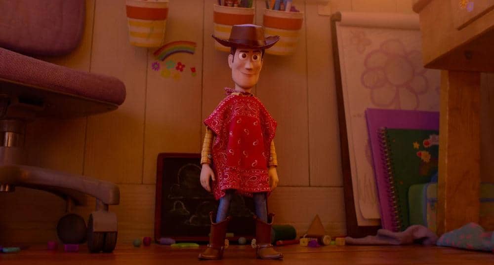 Woody, mainan koboi dari film animasi Toy Story 5, berdiri di kamar anak dengan latar penuh mainan dan gambar di dinding.