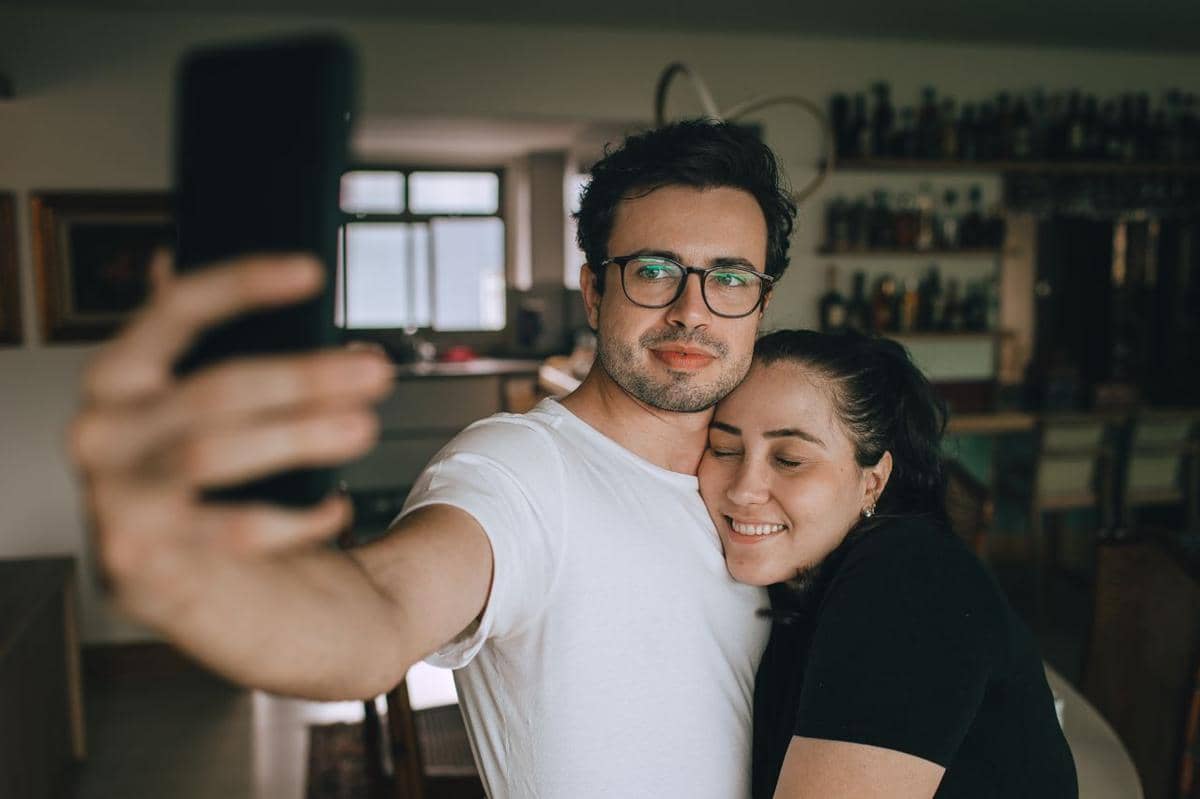 Apakah Pasangan Harus Selalu Update Story Bareng?