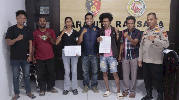 Seorang guru di Belu, NTT bersama pelaku pencurian dan aparat kepolisian berfoto bersama setelah proses mediasi dan pemberian maaf.