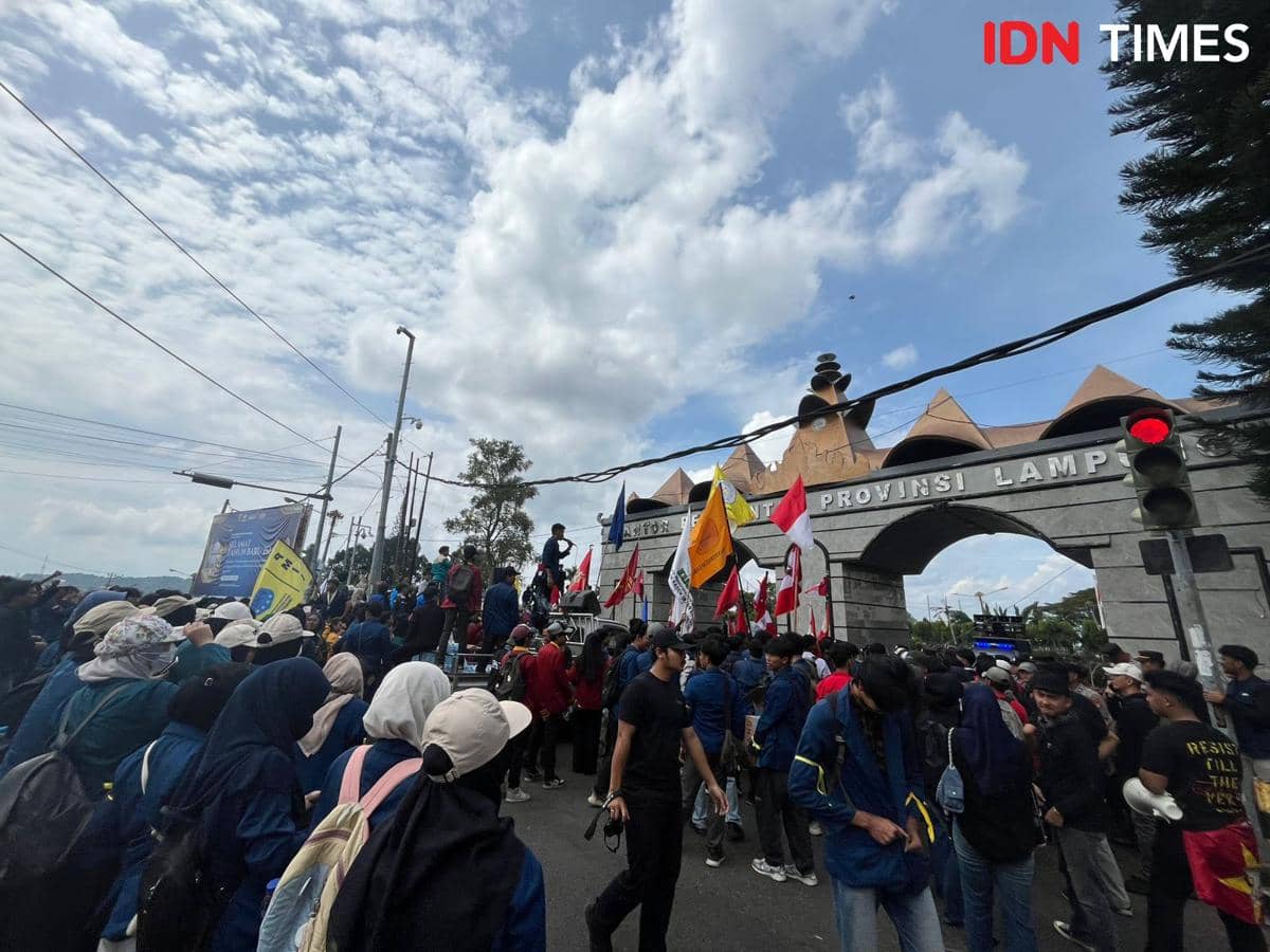 Massa Mahasiswa Tiba di Pemprov Lampung, Kumandangkan Lagu Buruh Tani