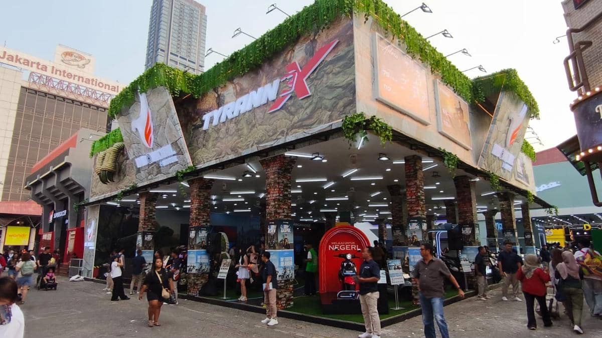 Booth Indomobil eMotor dengan desain bertema alam dan tulisan Tyrann X di Jakarta Fair Kemayoran 2026, ramai dikunjungi pengunjung.
