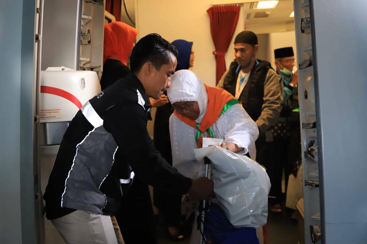 Jemaah haji Sumbar turun dari pesawat (Foto: Kemenhaj Sumbar)