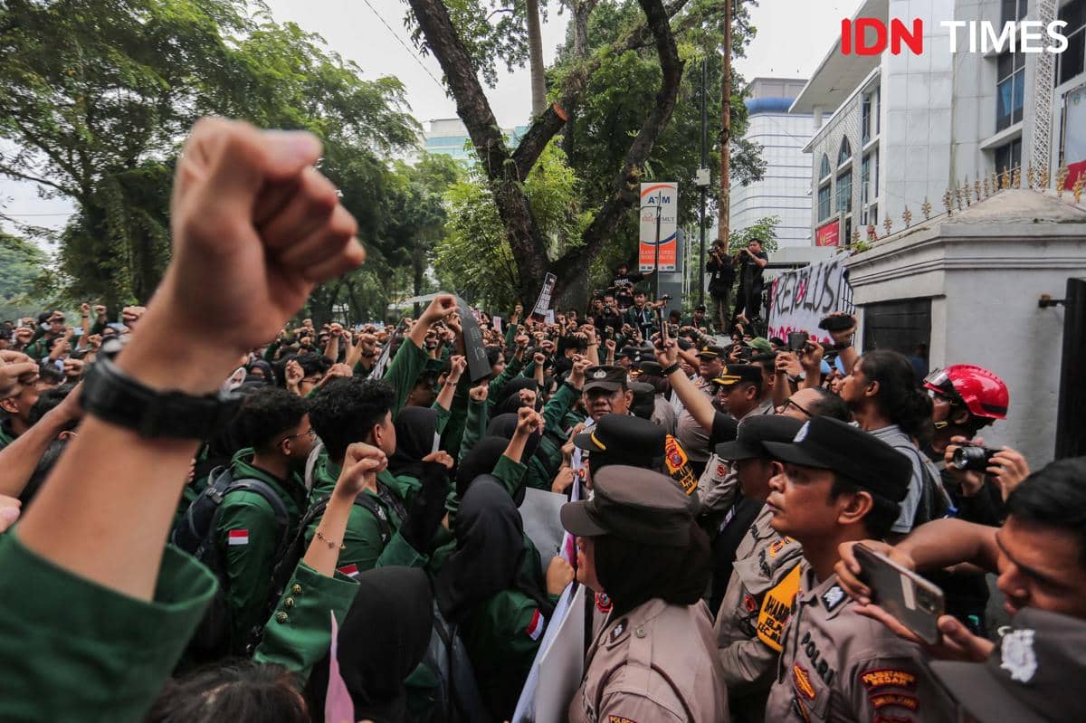 Baru Tiba di DPRD Sumut, Massa BEM USU Langsung Geruduk Barisan Polisi