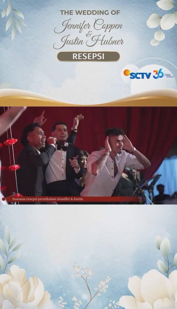 Beberapa tamu pria berpakaian formal bergembira di resepsi pernikahan Jennifer Coppen dan Justin Hubner dengan latar dekorasi merah.