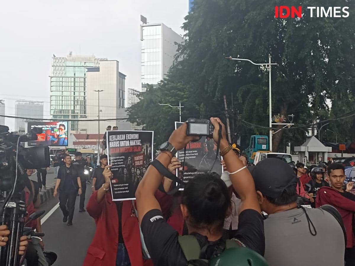 Mahasiswa dari Universitas Bung Karno (UBK) gelar aksi demonstrasi di Jalan Medan Merdeka Selatan, kawasan selatan Monas, Jakarta, Senin (15