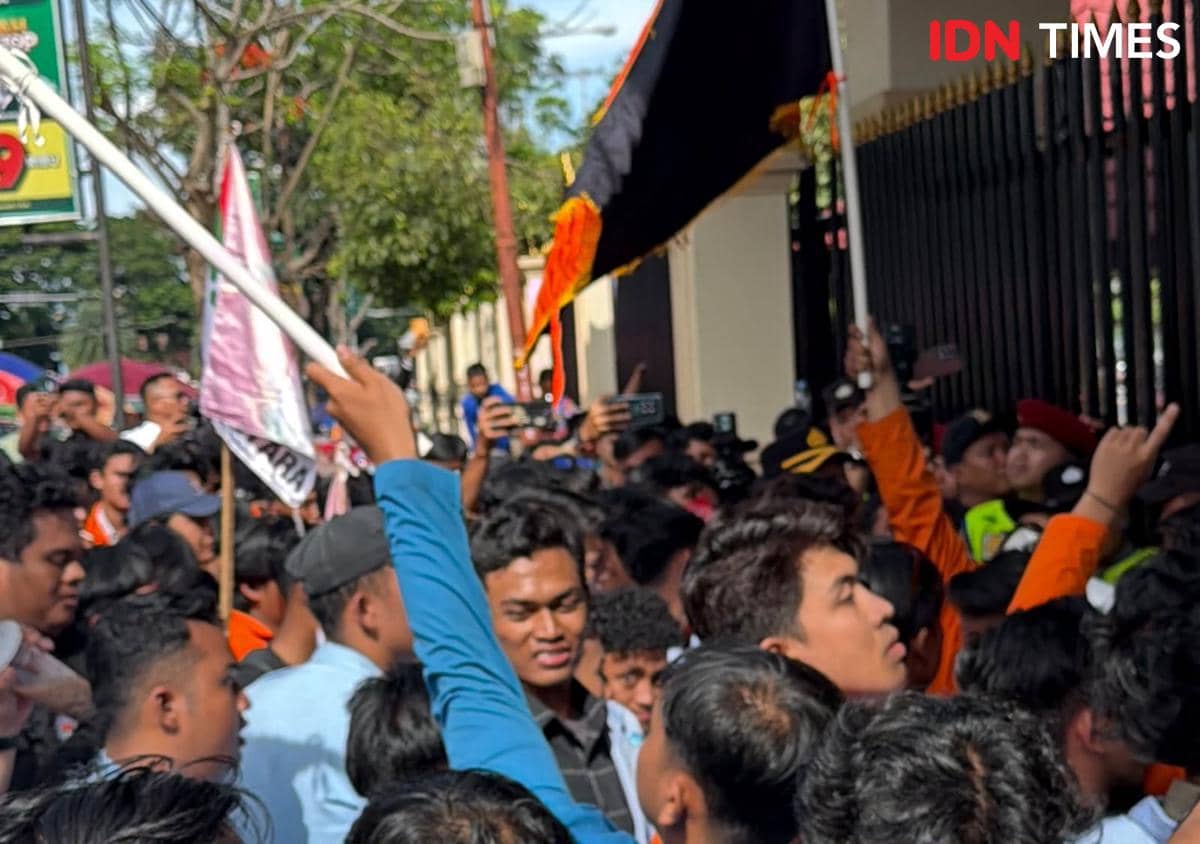 Kartu merah untuk pemerintahan Prabowo-Gibran diberikan mahasiswa Sumsel dalam demo di Kantor DPRD Sumsel