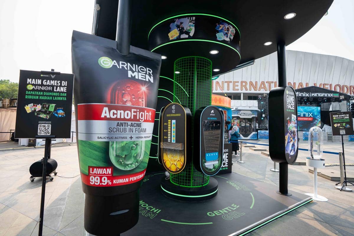 Booth pop up Garnier Game Face dengan dekorasi futuristik dan produk Garnier Men AcnoFight di area luar International Velodrome.