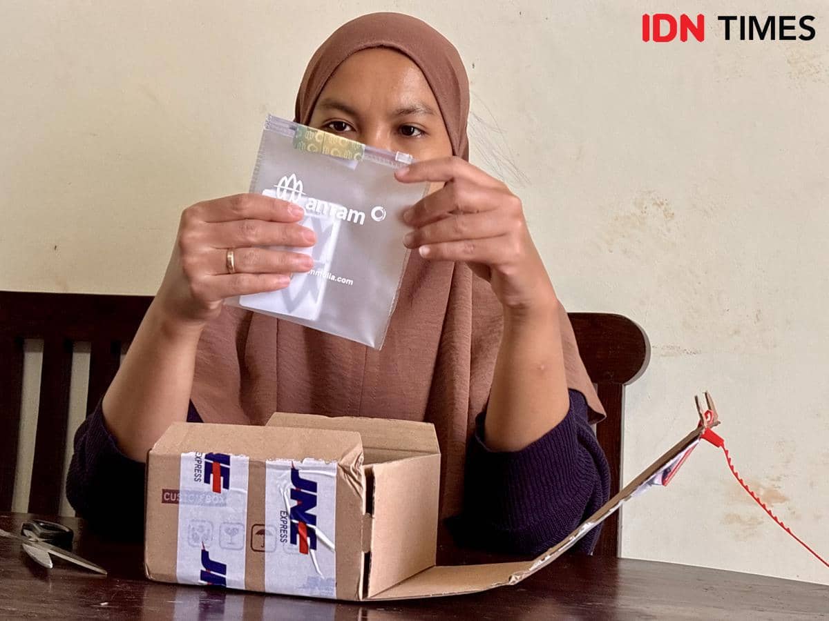 Paket pesanan Fia berisi emas logam mulia yang diantar melalui ekspedisi JNE. (IDN Times/Dhana Kencana)