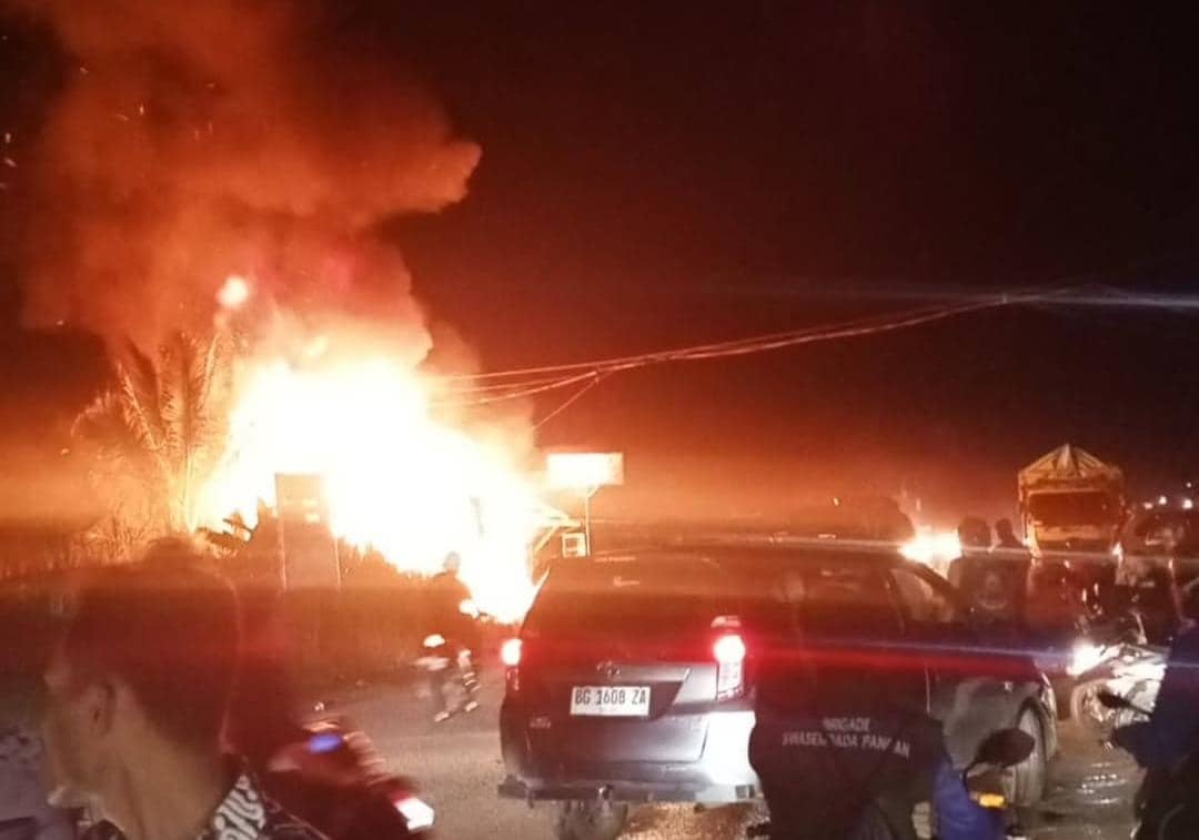 Petugas Damkar Banyuasin saat berjibaku memadamkan api di Jalan Lingkar Selatan Kecamatan Rambutan.