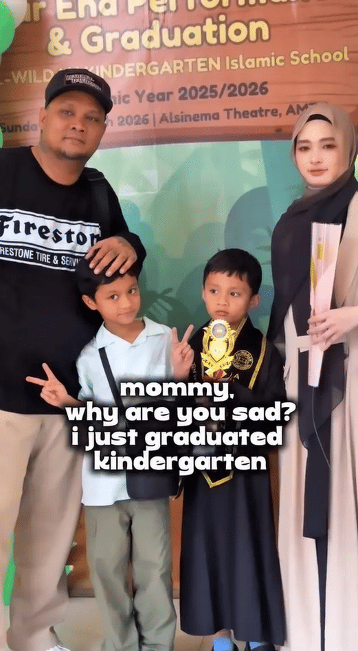 Mantan pasangan artis berpose bersama dua anak saat menghadiri wisuda taman kanak-kanak tahun ajaran 2025/2026 di sebuah sekolah Islam.